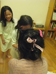 20091022-五歲三個月幫媽媽亂綁頭髮-1