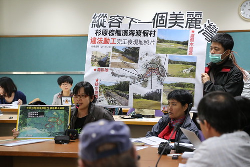 民間團體代表出示在地居民近期拍攝的工地照片（攝影：徐薆薇）