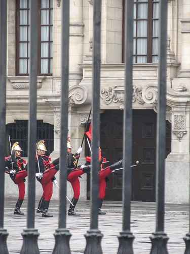 Lima: relève de la garde en fanfare devant le Palacio del Gobierno