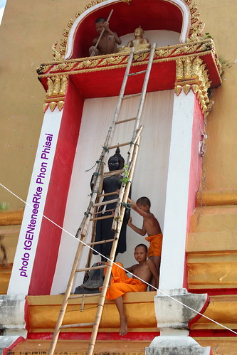 Construction and maintenance in temple Wat Luang 6 by tGenteneeRke along the Mekong river
