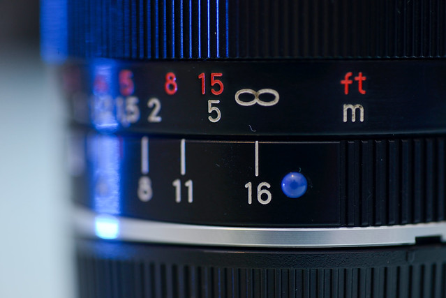 【小藍點 (Biogon T* 2,8/21 ZM)】Leica 鏡頭是紅點，算是相互呼應吧！