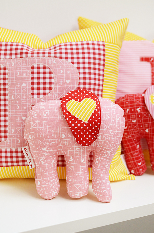 Kissen & Elefanten / Pillows & Elephants