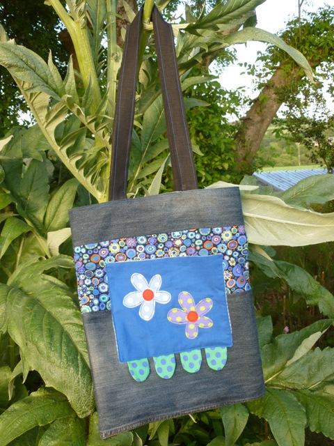 Shoulder bag.  Flower template from book by Poppy Treffry.