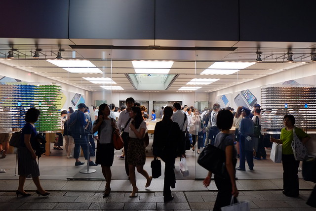 「東京銀座」Apple Store連線報導：店內開箱iPhone 5S＋5C @強生與小吠的Hyper人蔘~