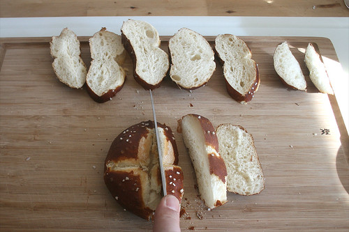 21 - Laugenbrötchen in Scheiben schneiden / Cut pretzel rolls in slices