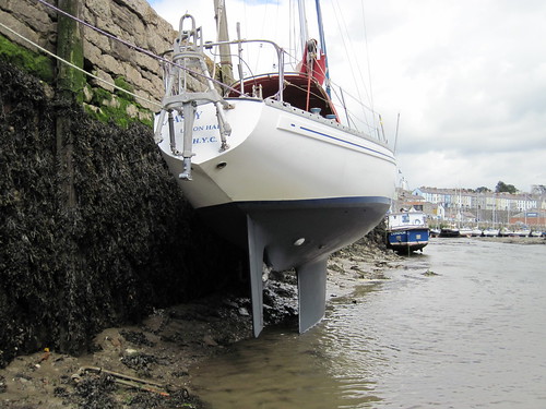 Drying out, Caernarfon River, to adjust the prop by ajax_pc