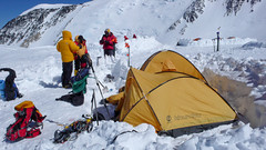 High Camp 17000ft (5600m) - przygotowania do zejścia