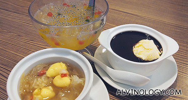 蜂蜜酸柑爱玉冰 Ice Jelly with Lime & Honey; 黑糯米 (冷/热) Black Glutinous Rice; 姑妈糖水 (冷/热) Auntie's Dessert (all at S$3.50 each)