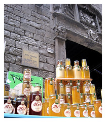 Venta de miel ante la puerta del antiguo Hospital de la Santa Creu