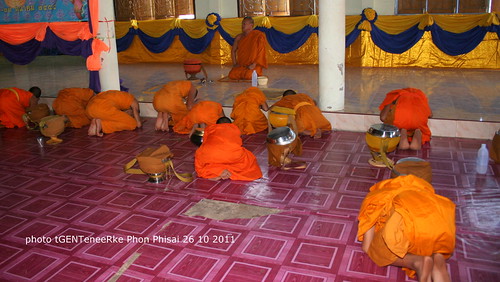 Breakfast in temple Wat Luang 3 by tGenteneeRke along the Mekong river