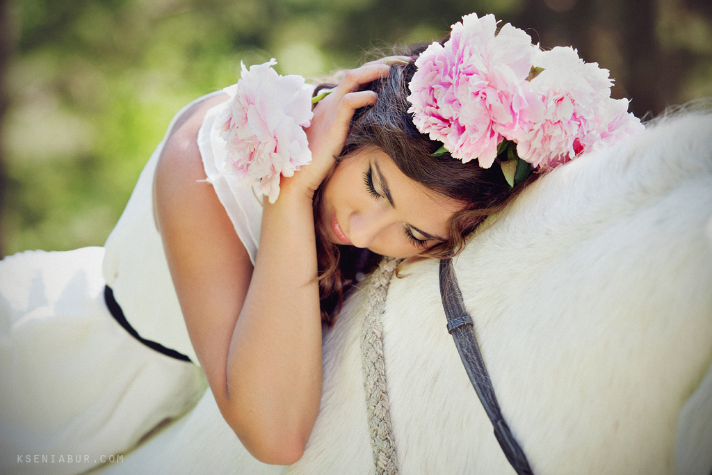 Прогулочная фотосессия девушки с белой лошадью и пионами