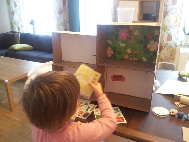 Ava bygger Makedo-hus