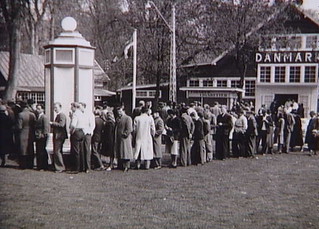 Queue outside the cigarette shop at Bakken (amusement park) in Klampenborg. Summer 1945.