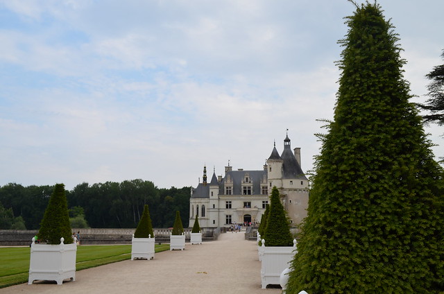 Chateau de Chenonceau front path