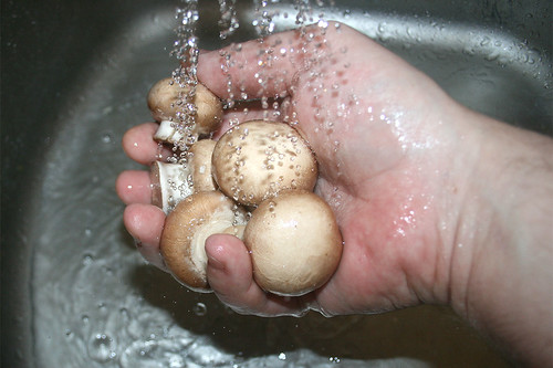 10 - Champignons waschen / Wash mushrooms