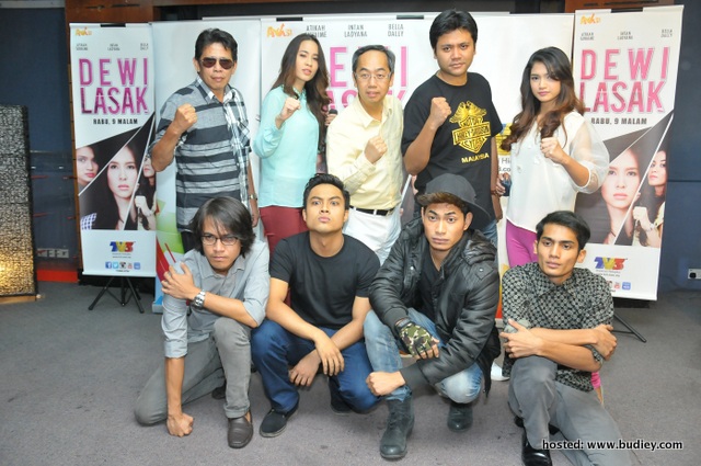 Barisan pelakon Dewi Lasak bersama pengarah, Pierre Andre dan wakil penerbit, David Teo