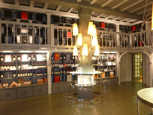 Interior de la tienda y vinoteca