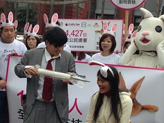 行動劇中台大動權社表達實驗兔的痛苦。