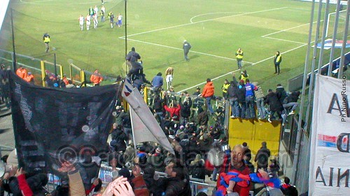 4 febbraio 2006: tifosi rossazzurri festanti a fine gara e salutati dalla squadra di Marino