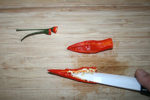 14 - Chilis entkernen / Deseed chilis