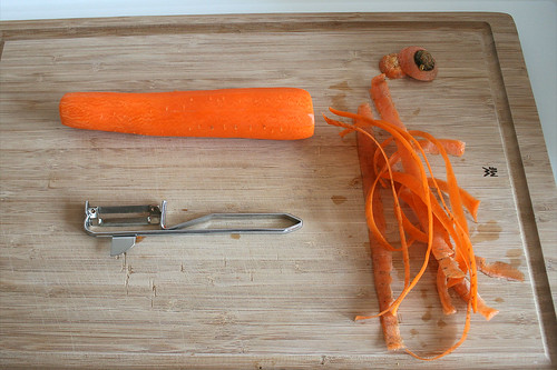21 - Möhre schälen / Peel carrot