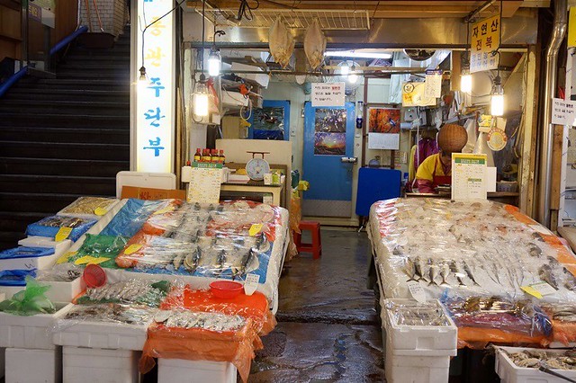 Gwangjang Traditional Market in Korea - rebeccasaw blog-022