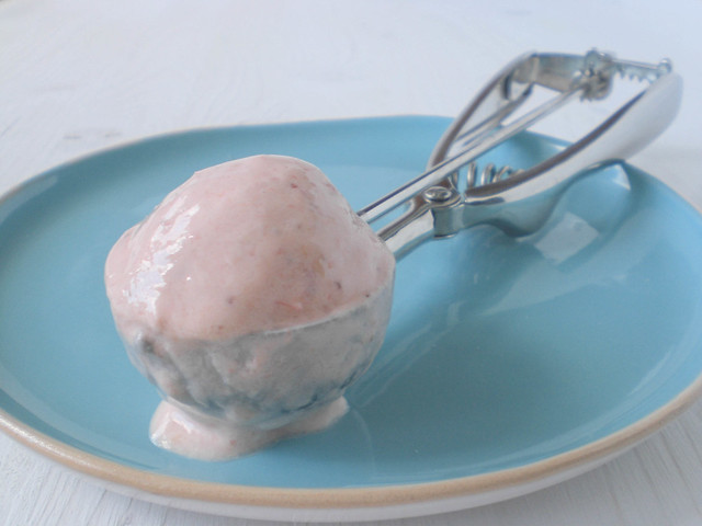 мороженое с ревенем и клубникой