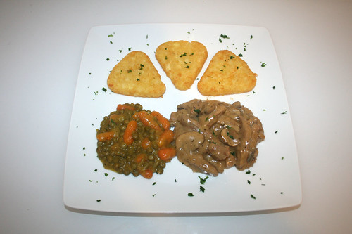 37 - Zürcher Kalbsgeschnetzeltes mit Röstis, Erbsen & Möhren - serviert / Veal chop zurich style with roesti, peas & carrots - Served