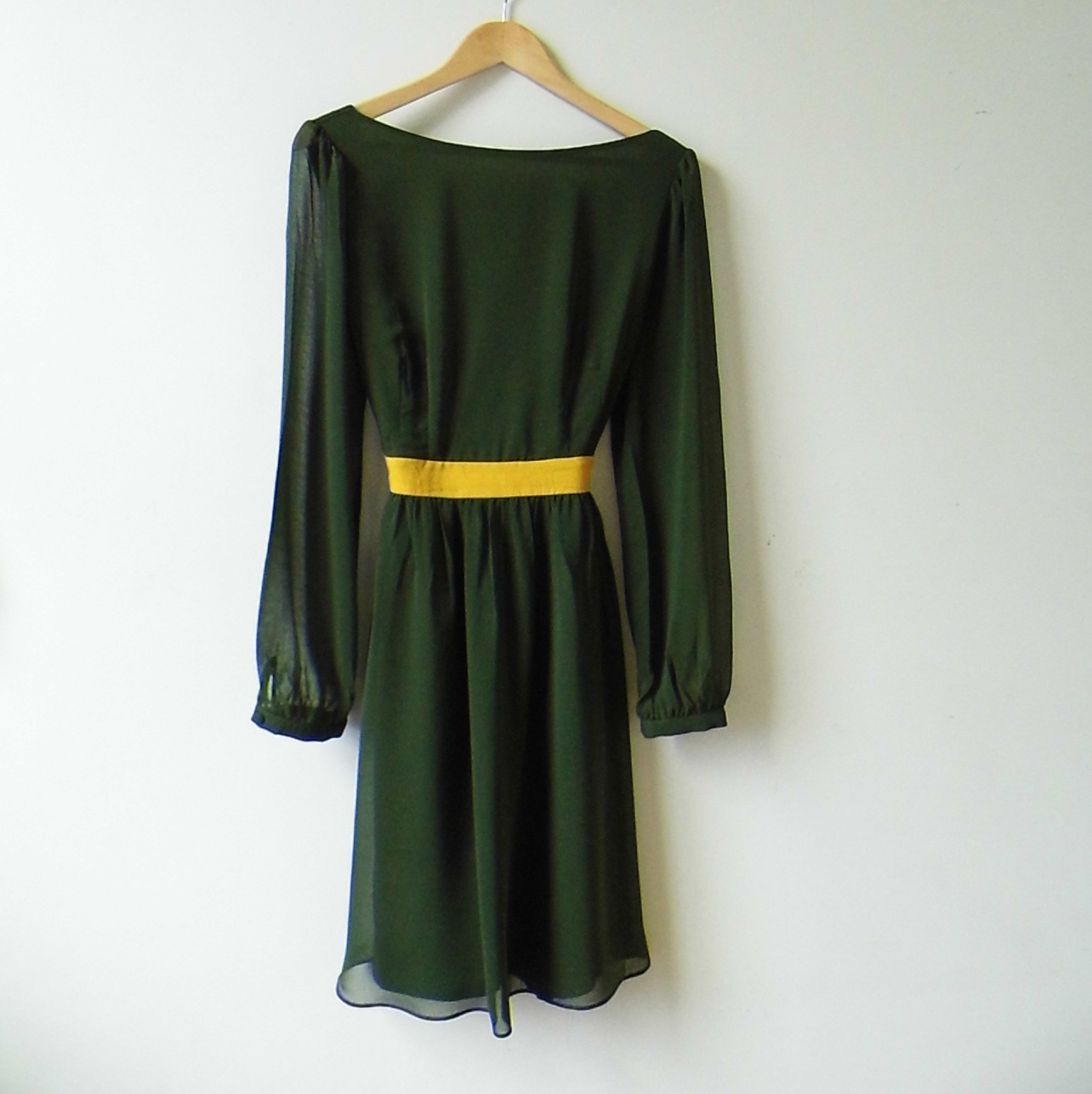 Green cocktail dress sleeves yellow band