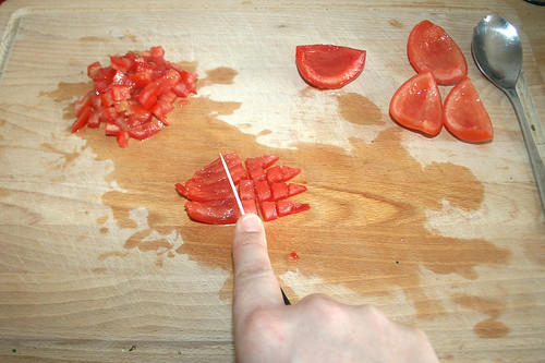41 - Tomaten in kleine Stücke schneiden / Cut tomatoes in small pieces