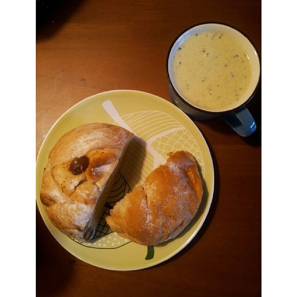 20130829 久違了單人早餐。自己打的蔬果汁+安茹蕾蔓越莓起士麵包+無花果麵包