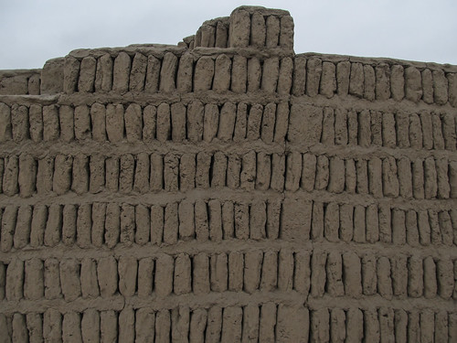 La Huaca  Pucllana: briques en adobe posée verticalement et espacées les unes des autres. Très ingénieux système antisismique.