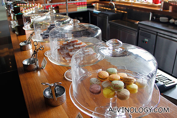 Macaroons and other pastries 