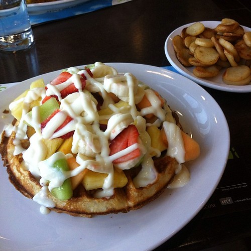 Waffle with fruit and English cream from Tutti Frutti. by raise my voice