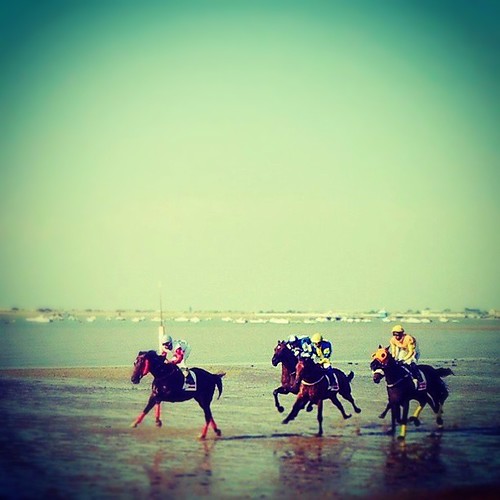 Carrera de caballos en la playa