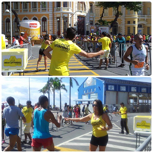 Atletas da elite recebendo reposição energética da @MegaVitaminas na 4° Maratona Internacional Maurício de Nassau