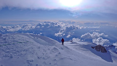 Widok ze szczytu Denali (6149m) na zachód i grań szczytowa.