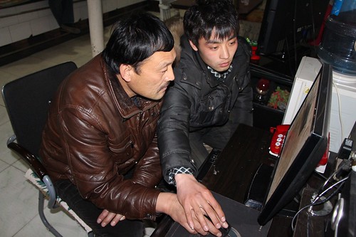 潘志中在兒子潘雷的教導下，正在學習使用微博發佈最新訊息。（圖片來源：林吉洋）