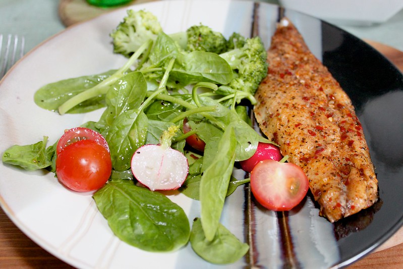Mackerel with Spinach Salad and Broccoli