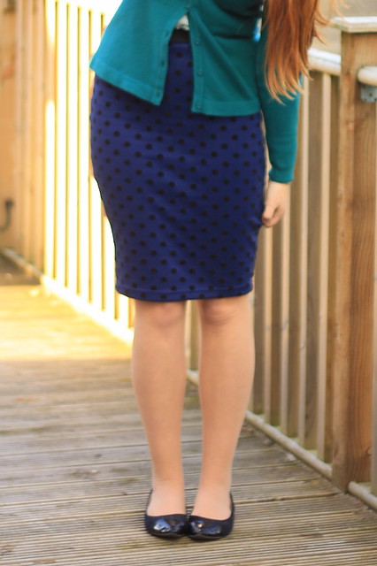 OOTD, outfit of the day, green cardigan, collar clips, polka dot pencil skirt, black flats