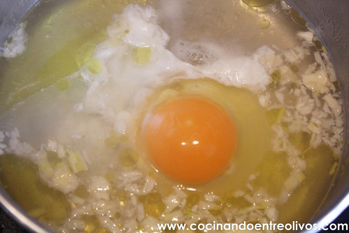 Huevo en gazpachuelo www.cocinandoentreolivos (11)