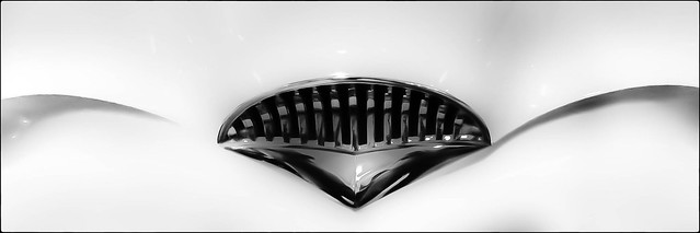 Grill of a Kaiser, a really cool car