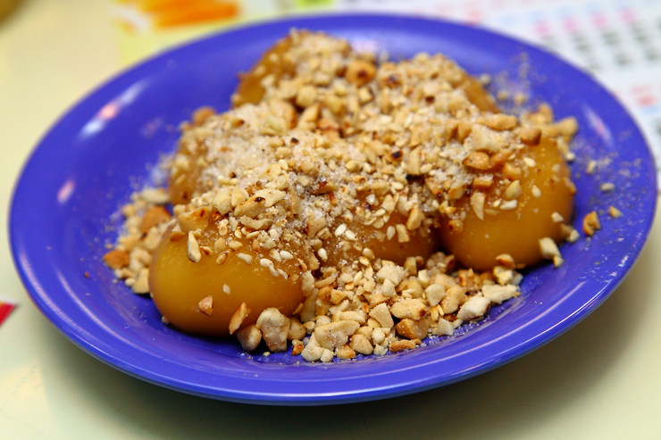 Glutinous rice balls with sugar and crushed peanuts