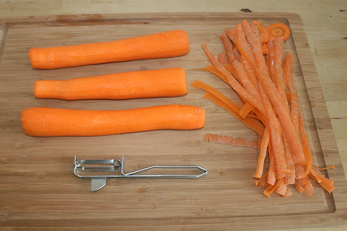 17 - Möhren schälen / Peel carrots