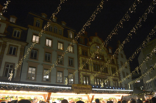 Mainz Weihnachtsmarkt lights above Gluhwein stand_lightened
