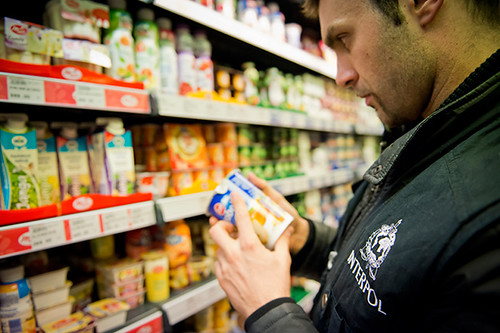 國際刑警組織在比利時一間雜貨店檢查商品