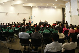 Ceremonia de entrega de recursos y libros del Programa “Escuelas México” en Guatemala.