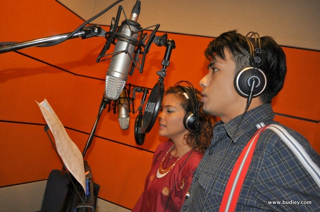 Azura Zainal dari Red FM dan Reza Mohamed dari Suria FM ketika merakamkan lagu 'Mulanya Disini'