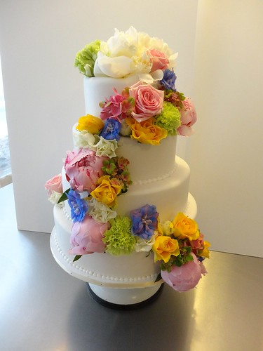 White Fondant wedding cake with fresh flowers by CAKE Amsterdam - Cakes by ZOBOT