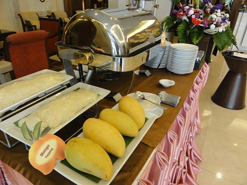 Kao Niaw Ma-Muang – Sweet Sticky Rice with Ripe Mango and Coconut Cream by centrepointhospitality